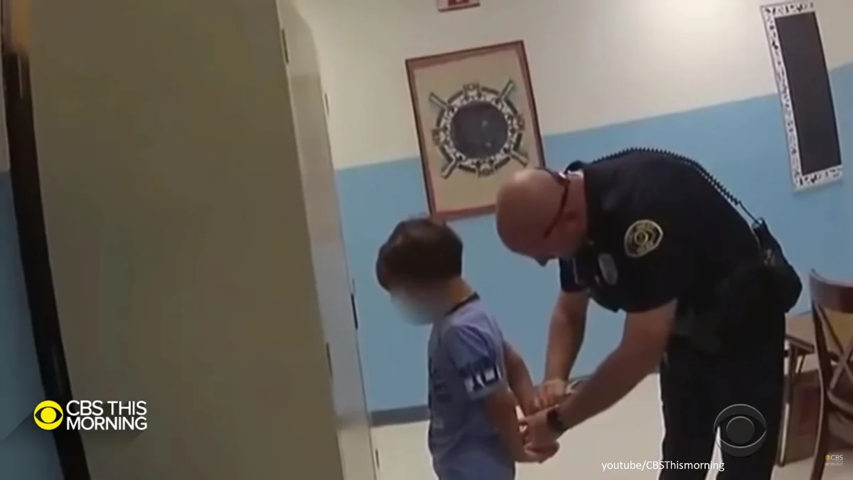 Mieszkanka Florydy Bianca DiGennaro złożyła pozew do sądu federalnego przeciw funkcjonariuszom policji oraz administratorom szkoły w Key West w związku z aresztowaniem jej 8-letniego syna cierpiącego na ADHD. Chłopiec miał uderzyć nauczycielkę.