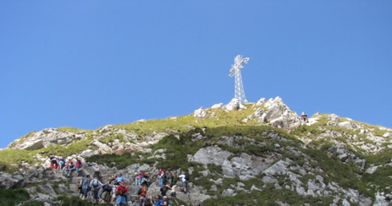 Na Tatrzańskich szlakach, pomimo pandemii koronawirusa, panuje bardzo duży ruch turystyczny. Tylko w lipcu Tatry odwiedziło ponad pół miliona turystów – wynika z danych Tatrzańskiego Parku Narodowego (TPN). Największą popularnością cieszy się niezmiennie Morskie Oko.