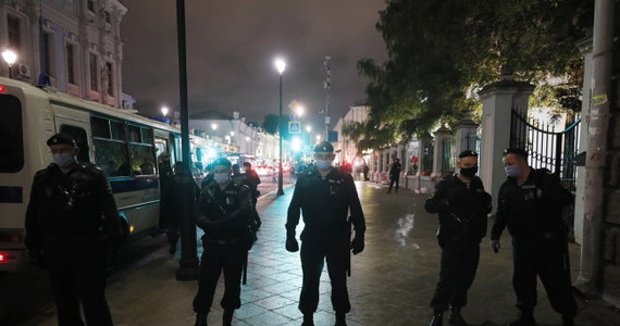 Policja w Moskwie zatrzymała kilka osób demonstrujących w pobliżu ambasady Białorusi. Chodzi m.in. o mężczyznę wykrzykującego obraźliwe hasła pod adresem prezydenta Alaksandra Łukaszenki. Jest to pierwsza interwencja policji w ciągu trzech dni protestów.