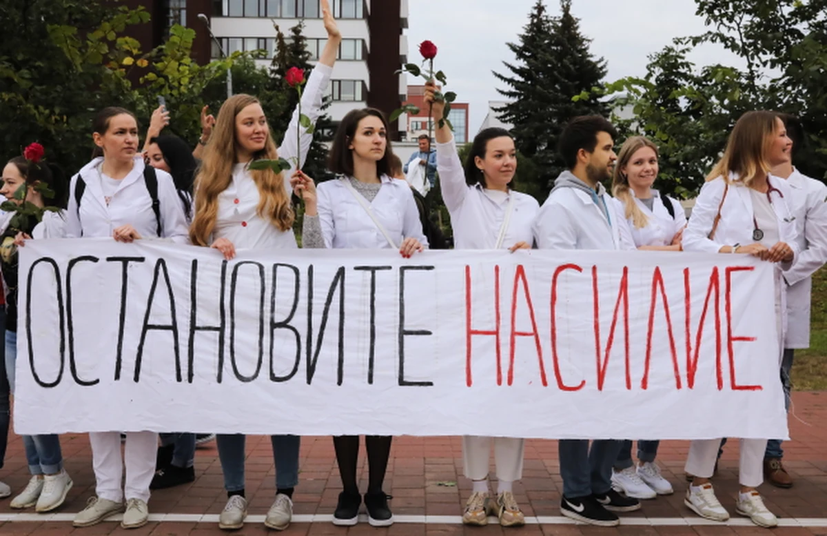 W żywym łańcuchu przeciw przemocy stanęło wieczorem kilkuset lekarzy, pielęgniarek i studentów uniwersytetu medycznego w Mińsku. "Mamy już dość, trzeba skończyć z biciem ludzi" – mówili medycy. Przy stacji metra Uruczcza OMON rozpędził kolejny protest po niedzielnych wyborach prezydenckich na Białorusi.