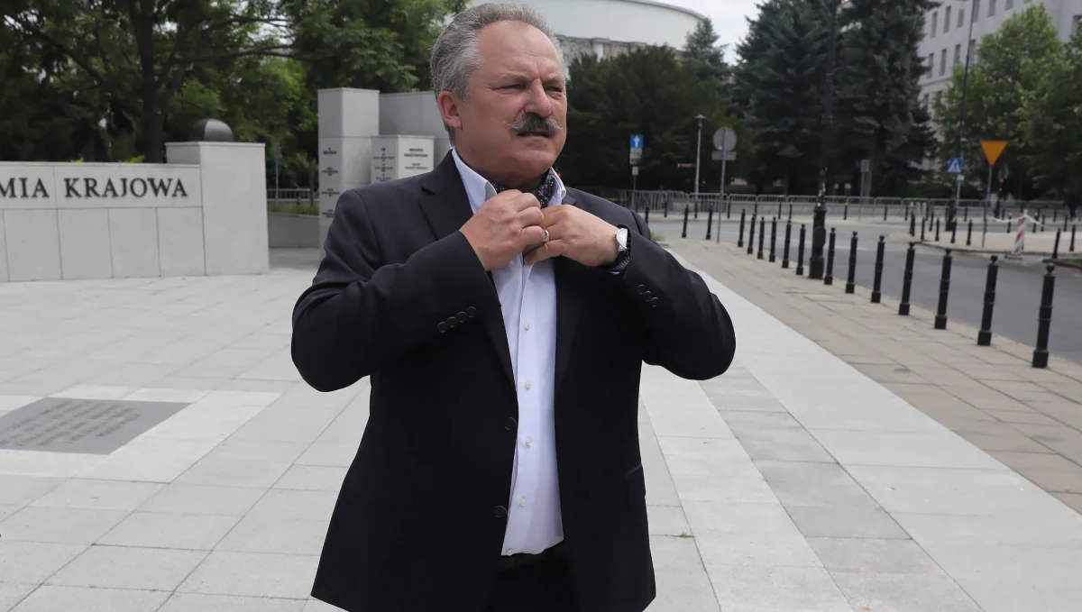 Prokuratura zdecydowała o wszczęciu śledztwa w sprawie fałszowania list poparcia dla kandydata na prezydenta Marka Jakubiaka - podała czwartkowa Gazeta Wyborcza. Dziennik przypomina, że b. poseł w szczycie pandemii zebrał 140 tys. podpisów.