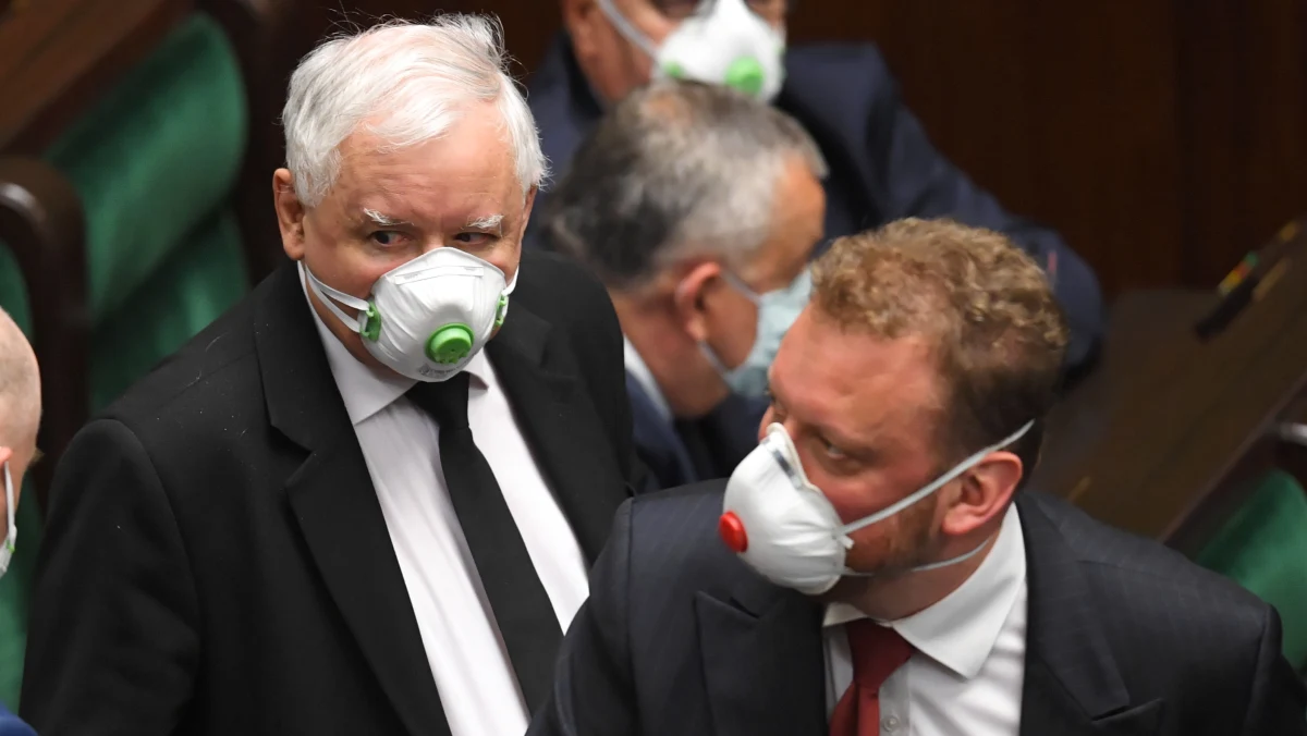 "Nie popełnia przestępstwa, kto w celu przeciwdziałania Covid-19 narusza obowiązki służbowe lub obowiązujące przepisy, jeżeli działa w interesie społecznym, a bez tego naruszenia podjęte działanie nie byłoby możliwe lub byłoby utrudnione" - brzmi przepis zaproponowany w projekcie PiS. 