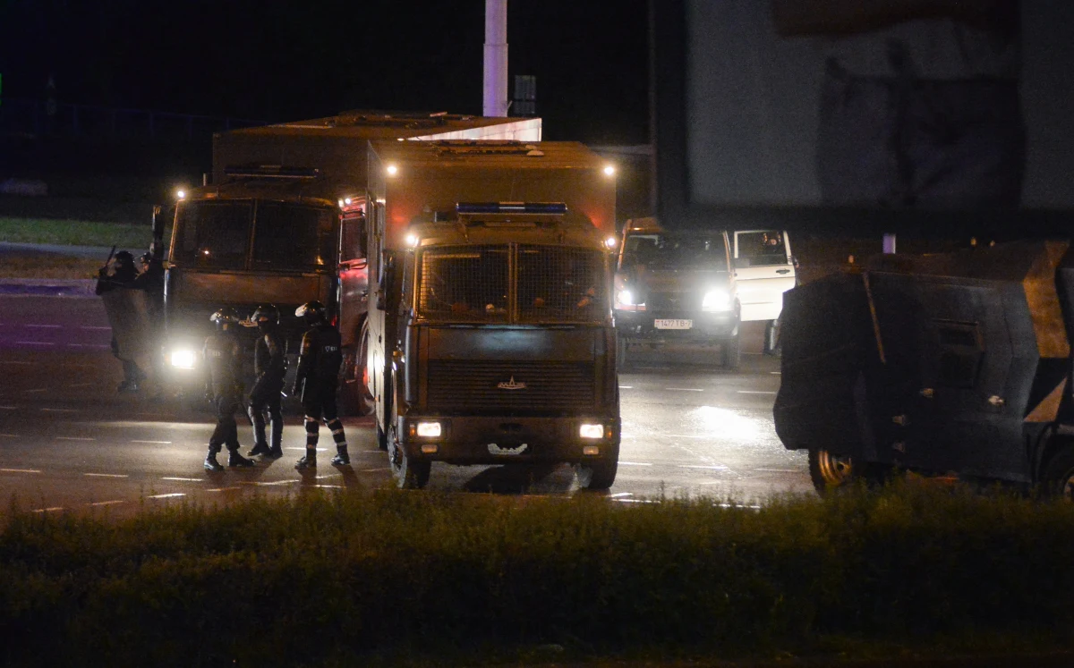 Nie tylko "omonowozy" (zwane więźniarkami), autobusy i busiki z firankami. Funkcjonariusze OMON-u w czasie tłumienia protestów na Białorusi przemieszczają się również taksówkami i autami carsharingu oraz karetkami pogotowia ratunkowego na sygnale.