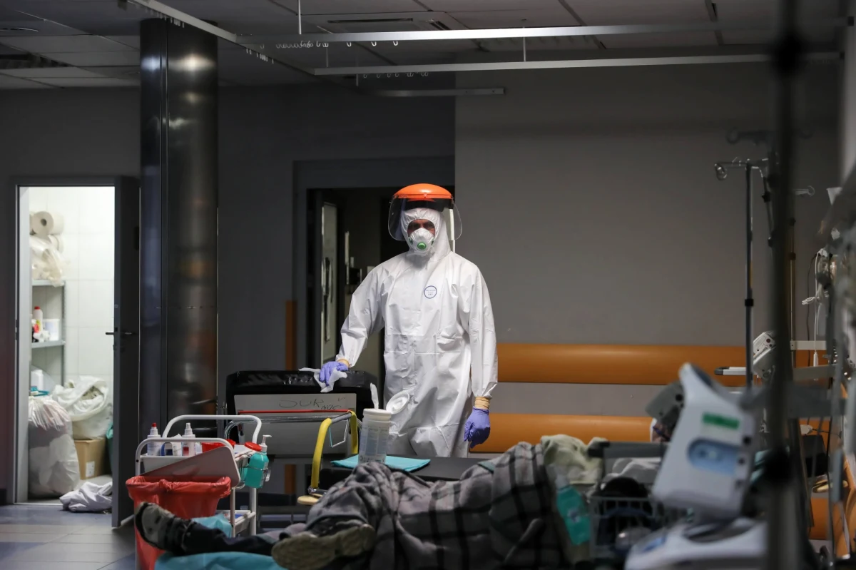 Resort zdrowia poinformował o 811 nowych przypadkach koronawirusa oraz zgonach 14 osób. To drugi najwyższy wzrost zakażeń w Polsce w historii pomiarów - najwięcej nowych przypadków odnotowano 8 sierpnia, kiedy obecność wirusa stwierdzono u 843 osób. Łącznie od początku epidemii w Polsce zaraziło się 54 487 osób, a 1 844 zmarło.