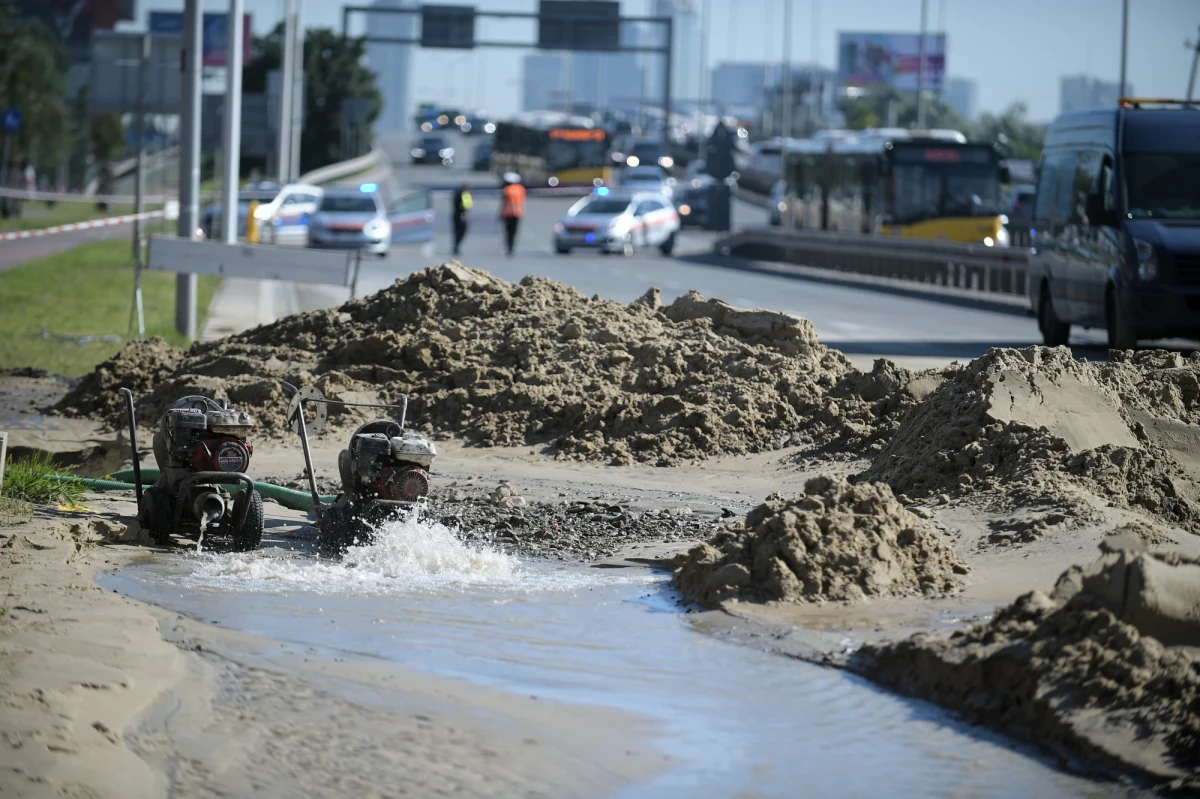 Duża awaria wodociągowa w Warszawie. Zalany został fragment jezdni na skrzyżowaniu Alei Jerozolimskich i Popularnej. Doszło do awarii magistrali doprowadzającej wodę do Pasma Pruszkowskiego. Część mieszkańców dzielnicy Włochy i Ursus, a także Piastowa i Pruszkowa nie ma wody.