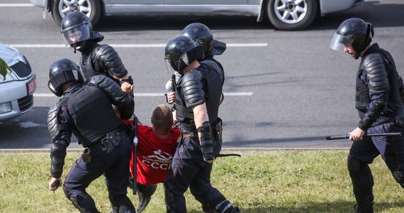 ​Dwaj obywatele Polski, którzy zostali zatrzymani podczas protestów w Mińsku, zostali ukarani grzywnami za udział w nielegalnym zgromadzeniu i w czwartek wyjdą na wolność - dowiedziała się PAP nieoficjalnie w polskiej placówce dyplomatycznej w Mińsku.