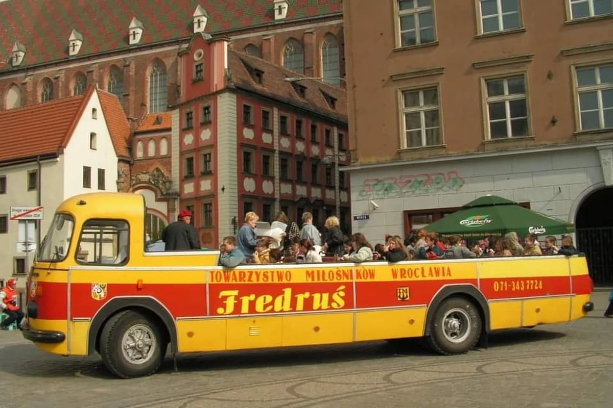 Słynny Fredruś znów wyjedzie na drogi. We Wrocławiu rusza remont jednego z nielicznych zachowanych autobusów-kabrioletów marki Jelcz w Polsce. 
