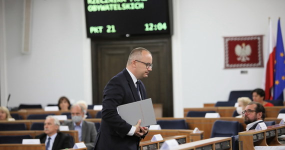 "Ustrój Polski nie może być już definiowany jako prawdziwa demokracja konstytucyjna, lecz raczej jako demokracja nieskonsolidowana czy hybrydowa" - oświadczył w Senacie Rzecznik Praw Obywatelskich Adam Bodnar. RPO przedstawił senatorom informację o swojej działalności. Jego pięcioletnia kadencja zakończy się 9 września.