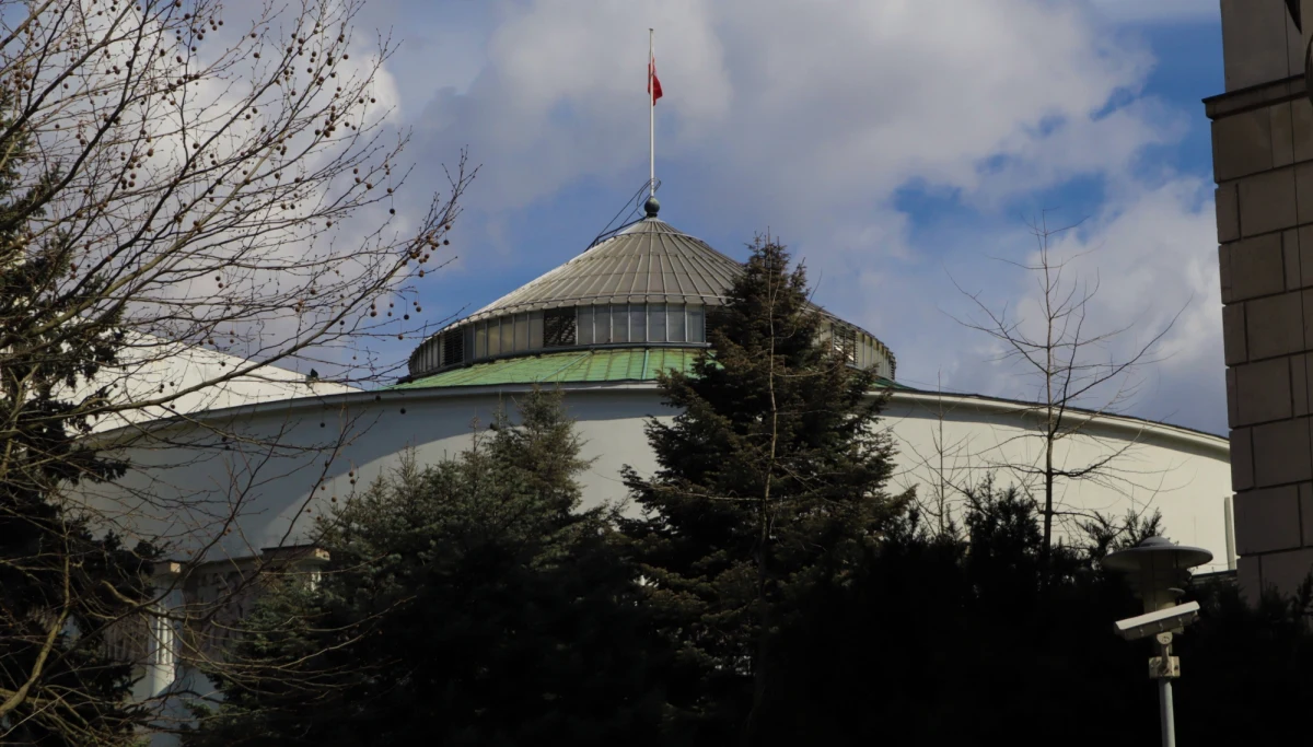 Głosowania nad nowelizacją ustawy o komisji weryfikacyjnej, a także nad sprawozdaniami: Rady Mediów Narodowych oraz KRRiT za 2019 rok znajdują się w porządku obrad piątkowego posiedzenia Sejmu. Posłowie zajmą się też najprawdopodobniej kolejnym projektem ustawy o tarczy antykryzysowej.