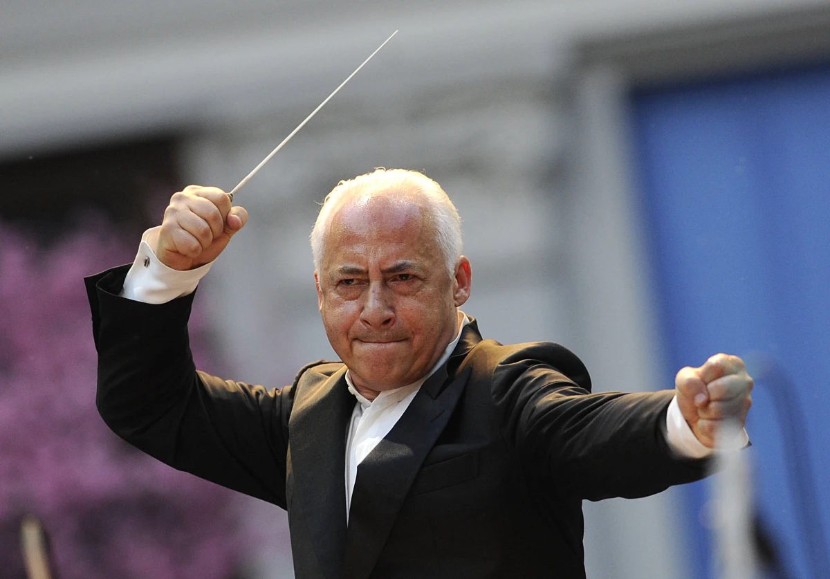 Władimir Spiwakow - znany rosyjski skrzypek i dyrygent ogłosił, że zwraca order, który przyznał mu prezydent Białorusi Alaksandr Łukaszenka. Oświadczył, że teraz "wstydzi się go nosić". "Dziś moje serce bije unisono z narodem Białorusi" - napisał muzyk.