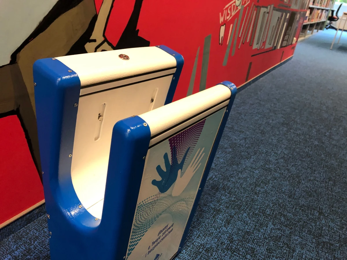 Urządzenie do bezdotykowej dezynfekcji, które działa na podobnej zasadzie jak suszarka do rąk, stworzył Michał Symulewicz student kierunku lekarskiego na Uniwersytecie Medycznym w Łodzi. Wynalazek cieszy się tak dużym zainteresowaniem, że wkrótce zwiększana zostanie jego produkcja. 