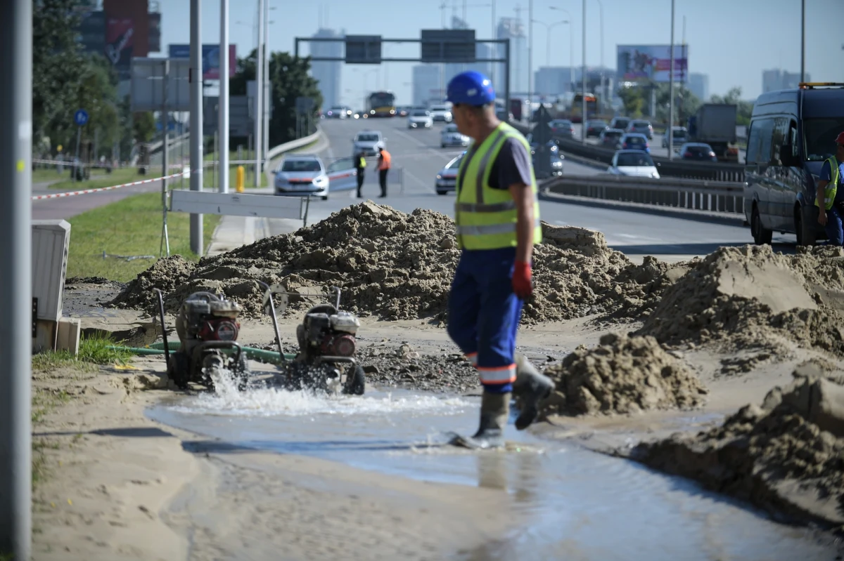Z uwagi na rozmiary awarii wodociągu, do której doszło w okolicy ronda Dżochara Dudajewa normalna dostawa wody może zostać przywrócona około godz. 15 - przekazał rzecznik Miejskiego Przedsiębiorstwa Wodociągów i Kanalizacji w Warszawie Marek Smółka. 
