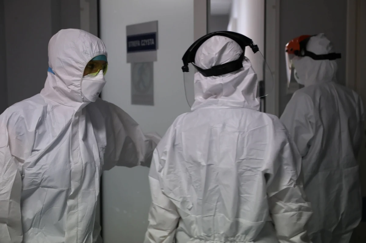 Resort zdrowia poinformował w piątek o 832 nowych przypadkach koronawirusa oraz zgonach 15 osób. Łącznie od początku epidemii w Polsce zaraziło się 55 312 osób, a 1858 zmarło.