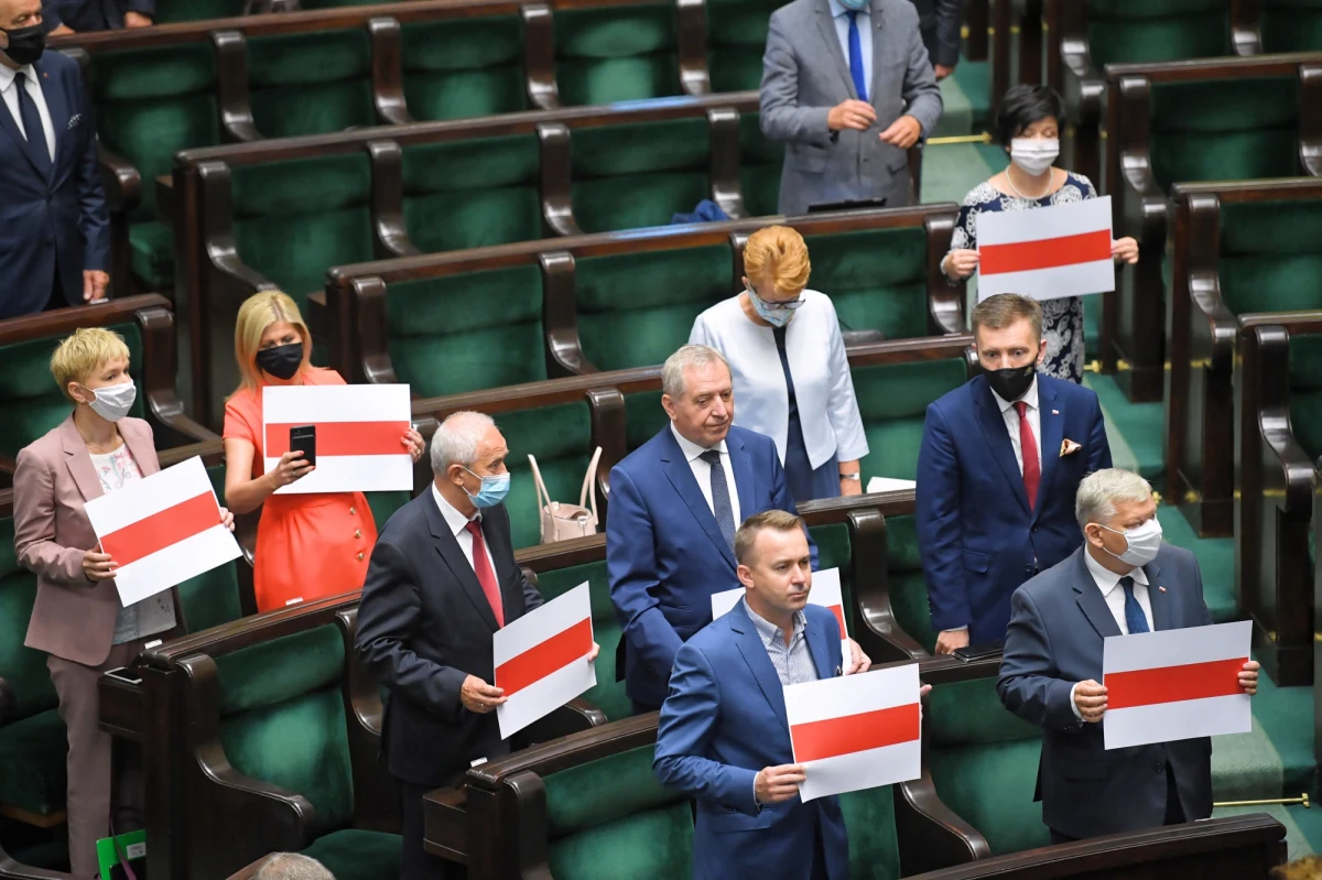 Sejm w uchwale przyjętej przez aklamację potępił stosowanie przez władze Alaksandra Łukaszenki brutalnej przemocy i masowych represji oraz zwrócił się do rządu o możliwość szybkiego przyjmowania uchodźców z Białorusi. Sejm zaapelował też do PE, RE i KE o podjęcie zdecydowanych działań.