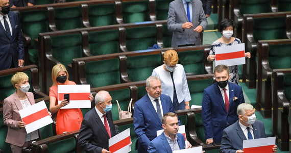 Sejm w uchwale przyjętej przez aklamację potępił stosowanie przez władze Alaksandra Łukaszenki brutalnej przemocy i masowych represji oraz zwrócił się do rządu o możliwość szybkiego przyjmowania uchodźców z Białorusi. Sejm zaapelował też do PE, RE i KE o podjęcie zdecydowanych działań.