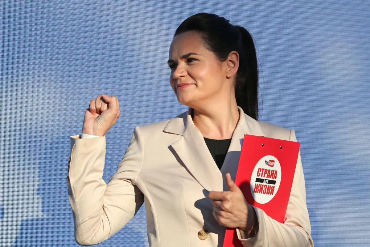 Swiatłana Cichanouska wzywa białoruskie władze do powstrzymania przemocy na ulicach i rozpoczęcia dialogu z narodem. Była kandydatka na prezydenta Białorusi, po wyborach zmuszona do opuszczenia kraju, nagrała kolejne oświadczenie. Apeluje w nim również o pokojową walkę o wolne wybory. 