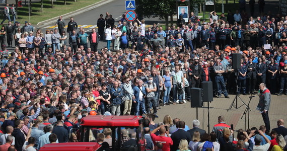 Żyję i nie jestem za granicą - oznajmił białoruski prezydent Alaksandr Łukaszenka. Dodał, że tego rodzaju plotki „rozkręcają świadomi”, czyli przeciwnicy jego rządów. Skrytykował strajki i protesty w przedsiębiorstwach na Białorusi, które rozpoczęły się wczoraj.