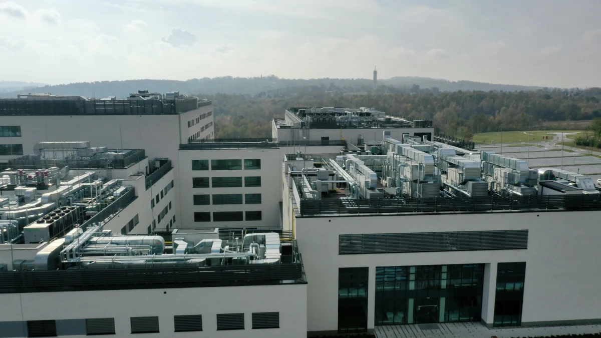 Za kilka dni może nam zabraknąć miejsc dla pacjentów z koronawirusem - ostrzega dyrekcja Szpitala Uniwersyteckiego w Krakowie. To na razie jedyny szpital jednoimienny w regionie. 