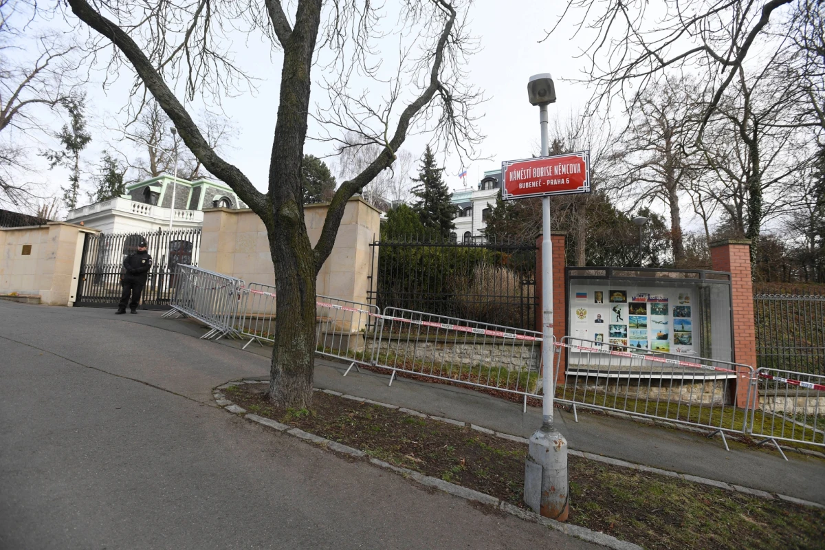 Portal Czeskiego Radia publicznego iRozhlas poinformował w piątek, że w czerwcu jakoby doszło do zatrzymania rosyjskiego dyplomaty, który kupował m.in. amunicję do karabinów snajperskich. Dyplomata po zwolnieniu miał wrócić do kraju.