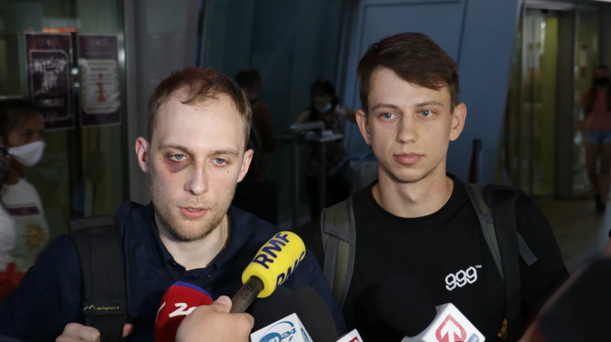 „Pobito nas już w więźniarce (...). Zabrano nas na komisariat. A potem trzymano w piwnicy sali gimnastycznej. Tam zaczęły się katowania. Możemy to wprost nazwać torturami, które trwały ponad 15 godzin. Oprócz nas było tam około kilkuset osób, ciągle kogoś wprowadzano i wyprowadzano. Myślę, że na spokojnie przewinęło się przez to miejsce tysiąc osób”- mówią Polacy zatrzymani podczas protestów na Białorusi, po ogłoszeniu wyników wyborów prezydenckich.