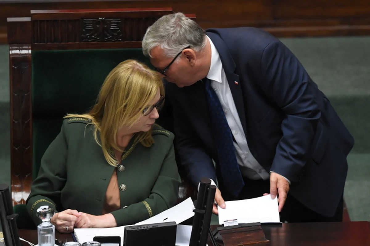 Sejm przyjął zmiany w prawie podwyższające wynagrodzenia dla samorządowców, parlamentarzystów i osób zajmujących kierownicze stanowiska w państwie. Pierwszy raz w historii pensję ma otrzymać Pierwsza Dama - niemal 18 tys. zł miesięcznie. Większa ma być także budżetowa subwencja dla partii politycznych. Praca nad projektem odbyła się w ekspresowym tempie. Teraz przepisy trafią do Senatu.