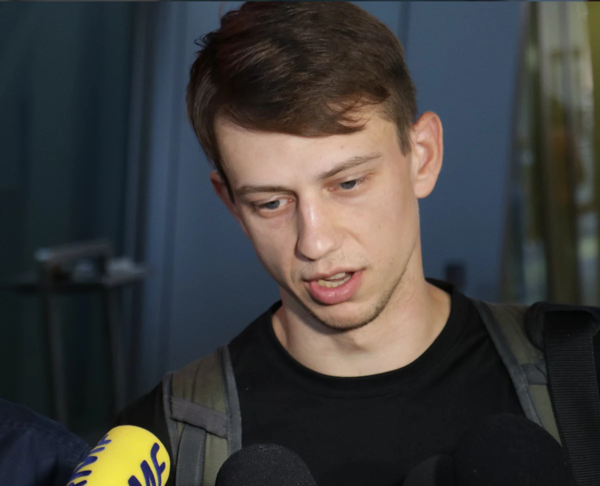 „Przez okres 20 godzin byłem wielokrotnie bity, trudno zliczyć ile razy zostałem uderzony” – mówi w rozmowie z RMF FM Kacper Siennicki, który został zatrzymany przez OMON w Mińsku. Polak, który na własne oczy widział jak rozwija się sytuacja na Białorusi twierdzi, że społeczeństwo coraz bardziej jednoczy się przeciw Alaksandrowi Łukaszence. „Władza musi pójść na jakieś ustępstwa” – twierdzi.