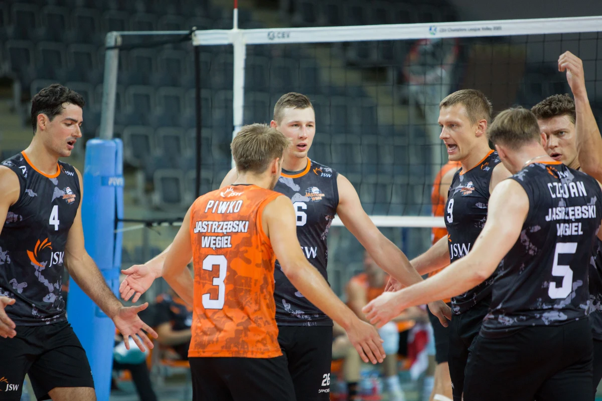 Adam Gorol, prezes występującego w ekstraklasie siatkarzy Jastrzębskiego Węgla, podczas prezentacji zespołu podkreślił, że mimo zmian w składzie i sztabie trenerskim drużyna - jak zawsze - mierzyć będzie w najwyższe cele. "Wierzę, że uda się stanąć na podium" - przyznał.