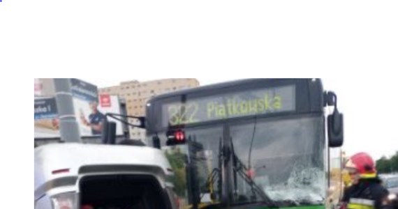 Poznańska policja bada okoliczności wypadku z udziałem karetki pogotowia, autobusu MPK i samochodu osobowego. Doszło do niego na skrzyżowaniu ul. Księcia Mieszka I i Al. Solidarności. Poszkodowane zostały dwie osoby. 