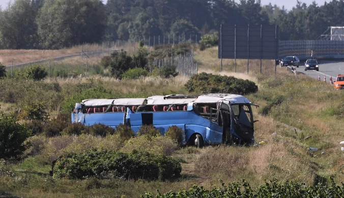 Autokar wiozący dzieci wypadł z autostrady i koziołkował 