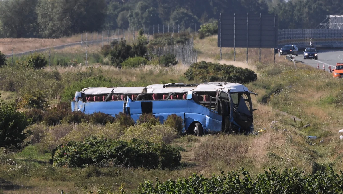 Wypaek autokaru na autostradzie A1 w pobliżu węzła Stanisławie na Pomorzu, na wysokości Tczewa. Pojazdem podróżowała wycieczka z dziećmi.