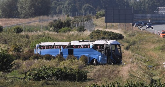 Wypaek autokaru na autostradzie A1 w pobliżu węzła Stanisławie na Pomorzu, na wysokości Tczewa. Pojazdem podróżowała wycieczka z dziećmi.