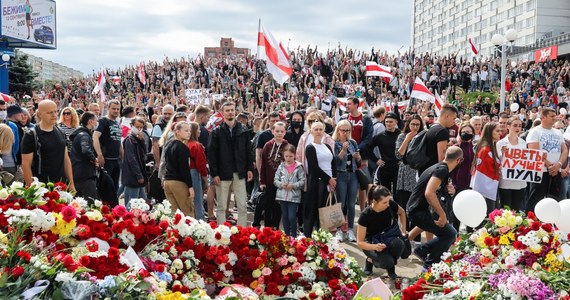 Białoruscy wojskowi mają wystarczająco zasobów, by ochronić siebie, swoje rodziny i zapewnić bezpieczeństwo w państwie - oznajmił prezydent Białorusi Alaksandr Łukaszenka podczas narady w ministerstwie obrony. Przyznał, że sytuacja w kraju nie jest łatwa.