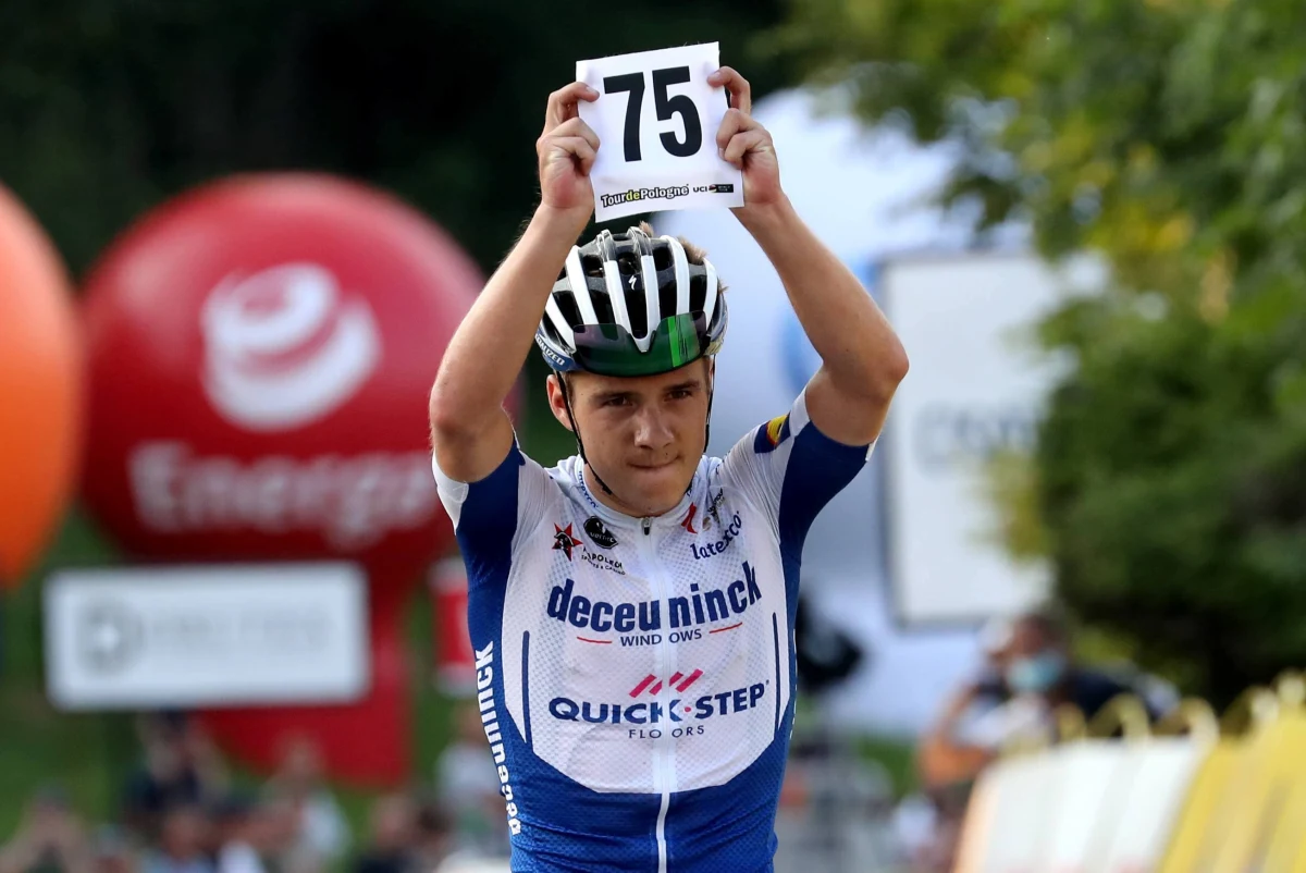Poważny wypadek na kolarskim klasyku Il Lombardia. Jeden z faworytów Remco Evenepoel spadł z wiaduktu. Kolarz przed tygodniem wygrał Tour de Pologne.
