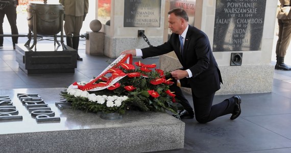 Rok 1920 to piękny przykład działania ponad podziałami politycznymi - mówił prezydent Andrzej Duda podczas uroczystości na pl. Piłsudskiego w Warszawie. Poinformował o podpisaniu ustawy o świadczeniu pieniężnym dla zesłanych lub deportowanych przez ZSRR.