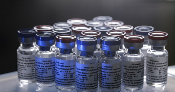 W Rosji rozpoczęła się produkcja szczepionki przeciwko koronawirusowi - poinformowało ministerstwo zdrowia w Moskwie. Preparat powstał w ośrodku epidemiologii i mikrobiologii im. Nikołaja Gamalei. 11 sierpnia został oficjalnie zarejestrowany.