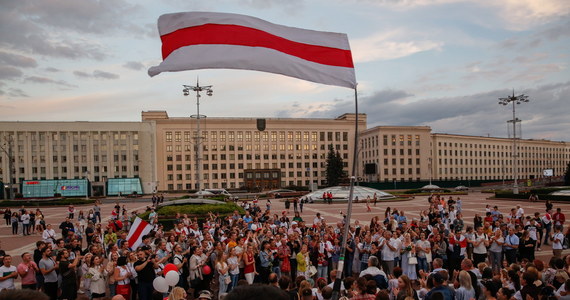 Ponad 1000 osób zgromadziło się przed budynkiem telewizji państwowej w stolicy Białorusi Mińsku, domagając się uczciwego relacjonowania wydarzeń w kraju. „Chcemy prawdy! Łukaszenka przegrał! (wybory prezydenckie)" – krzyczeli ludzie.