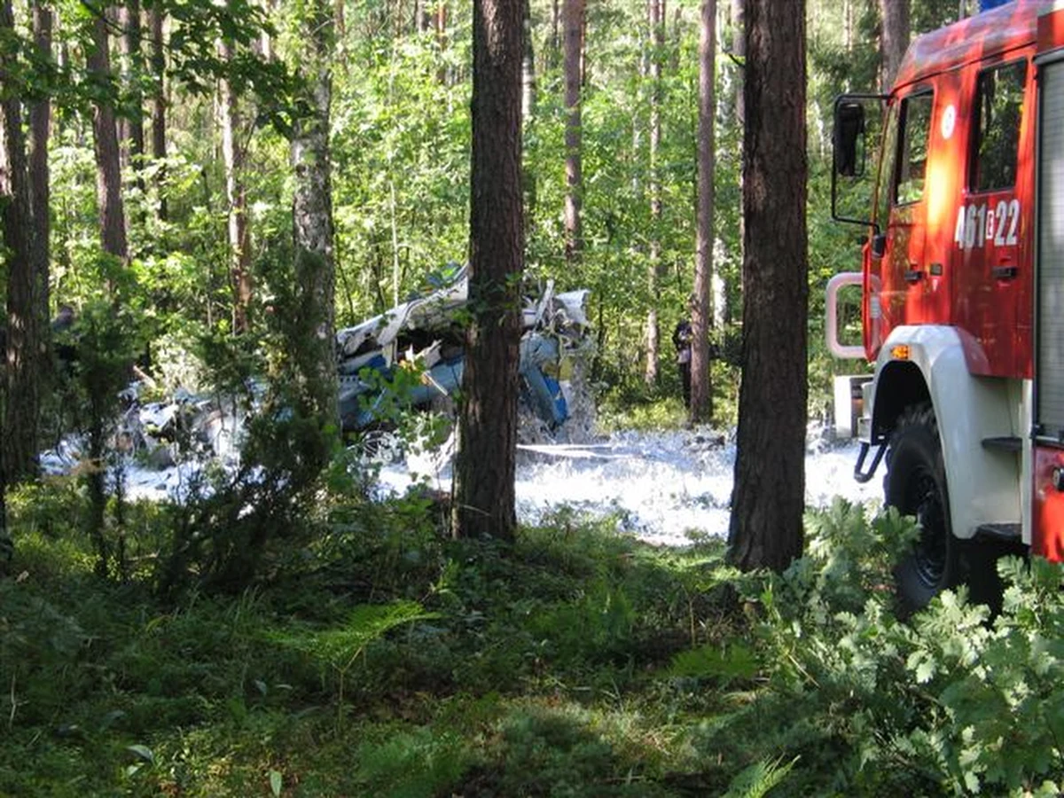 "Dwie osoby nie żyją po wypadku ultralekkiego samolotu w pobliżu miejscowości Kikity nad Jeziorem Luterskim (warmińsko-mazurskie)" - poinformował oficer operacyjny stanowiska kierowania Komendanta Wojewódzkiego PSP w Olsztynie.