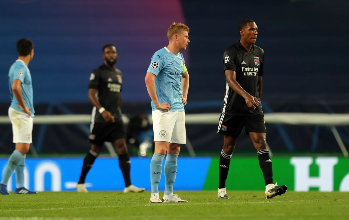 Piłkarze Manchesteru City niespodziewanie odpadli w ćwierćfinale Ligi Mistrzów, przegrywając w Lizbonie z Olympique Lyon 1:3. "Lata mijają, ale wyniki są takie same" - przyznał rozczarowany Belg Kevin de Bruyne, strzelec jedynego gola dla City.