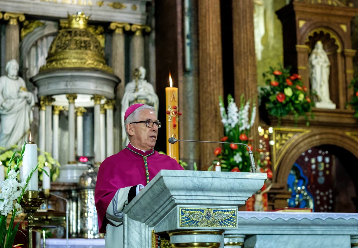 Drogą Kościoła, państwa i samorządu jest rodzina - mówił w niedzielę metropolita katowicki abp Wiktor Skworc w przesłaniu społecznym skierowanym do kobiet. Ocenił, że wypaczanie wielkiej roli społecznej matek i żon jest poważnym zaburzeniem cywilizacyjnym.