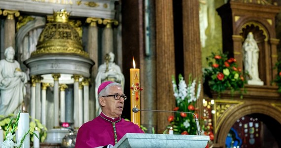 Drogą Kościoła, państwa i samorządu jest rodzina - mówił w niedzielę metropolita katowicki abp Wiktor Skworc w przesłaniu społecznym skierowanym do kobiet. Ocenił, że wypaczanie wielkiej roli społecznej matek i żon jest poważnym zaburzeniem cywilizacyjnym.