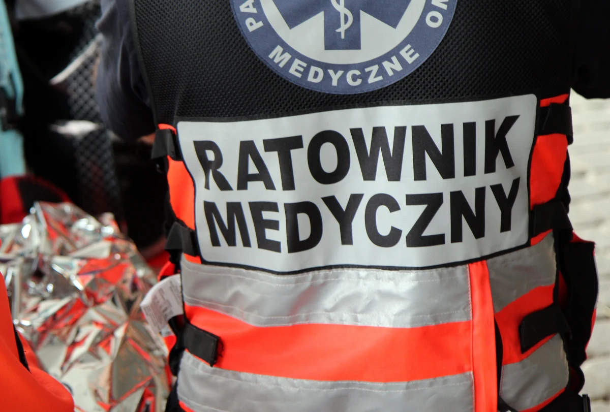 Policja zatrzymała w Skierniewicach 43-latka, który zaatakował ratownika medycznego. Mężczyzna miał w organizmie ponad 1,5 promila alkoholu. Grozi mu do trzech lat więzienia - poinformowała w niedzielę PAP oficer prasowy skierniewickiej policji Justyna Florczak-Mikina.