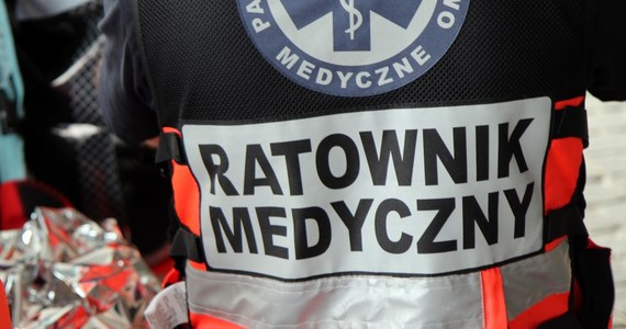 Policja zatrzymała w Skierniewicach 43-latka, który zaatakował ratownika medycznego. Mężczyzna miał w organizmie ponad 1,5 promila alkoholu. Grozi mu do trzech lat więzienia - poinformowała w niedzielę PAP oficer prasowy skierniewickiej policji Justyna Florczak-Mikina.