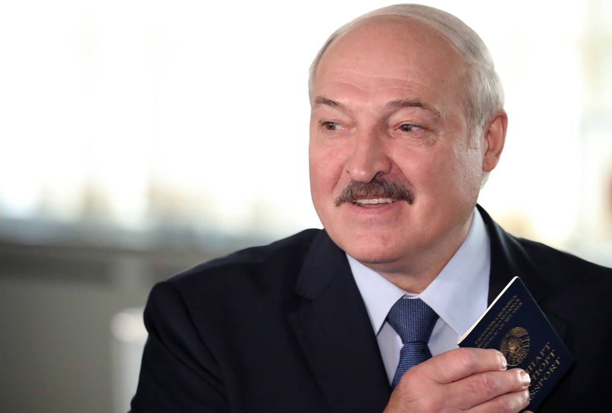 Niespodziewanie na marszu poparcia dla Alaksandra Łukaszenki w Mińsku pojawił się sam rządzący krajem od 26 lat prezydent. Wieloletni prezydent poinformował, że nie posłucha apeli zagranicznych polityków o rozpisanie nowych wyborów. Przekazał też, że czołgi i samoloty NATO znajdują się 15 minut drogi od białoruskiej granicy. Łukaszenko i Putin w niedzielę ponownie rozmawiali o sytuacji na Białorusi. Tymczasem jak podaje "Rzeczpospolita", Swiatłana Cichanouska przygotowuje oświadczenie, w którym ogłosi swoje zwycięstwo w wyborach prezydenckich.