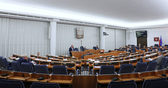 W poniedziałek i wtorek Senat ma kontynuować rozpoczęte w ubiegłym tygodniu posiedzenie. Zajmie się m.in. ustawami uchwalonymi w piątek przez Sejm, tzn. ustawą wprowadzającą podwyżki dla parlamentarzystów oraz ustawą o dodatkach emerytalnych dla opozycji antykomunistycznej.