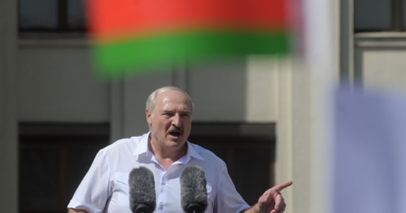 Sojusz Północnoatlantycki odrzuca wysuwane przez prezydenta Białorusi Alaksandra Łukaszenkę oskarżenia o rozbudowywanie obecności militarnej na granicy z tym krajem, ale uważnie obserwujemy sytuację na Białorusi - oświadczyła w niedzielę rzeczniczka prasowa NATO.