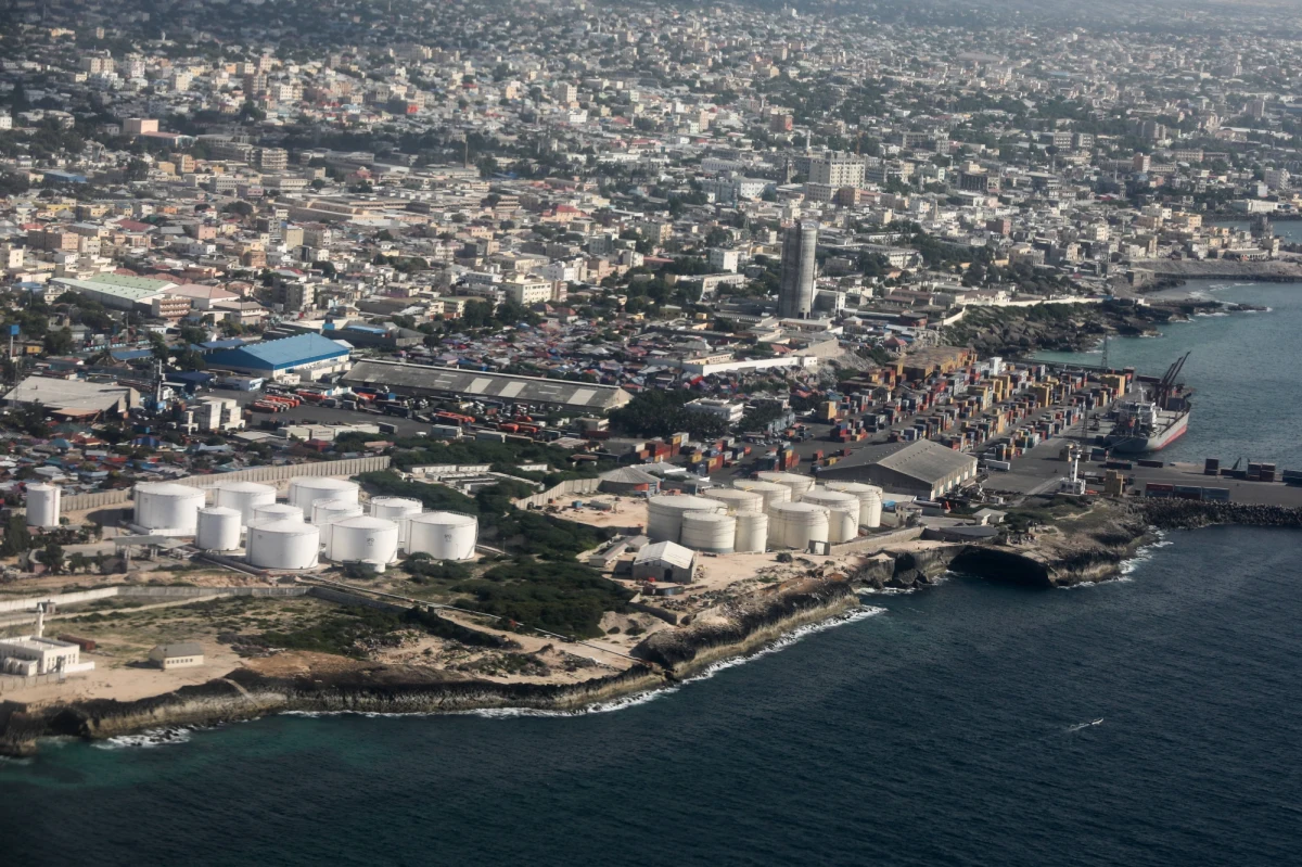 Co najmniej 10 osób zginęło, a ponad 12 zostało rannych w niedzielę w ataku na hotel w stolicy Somalii Mogadiszu - poinformowała agencja AP powołując się na źródła w policji. Trwają walki między islamistycznymi bojownikami, którzy opanowali budynek, a somalijskimi siłami bezpieczeństwa.