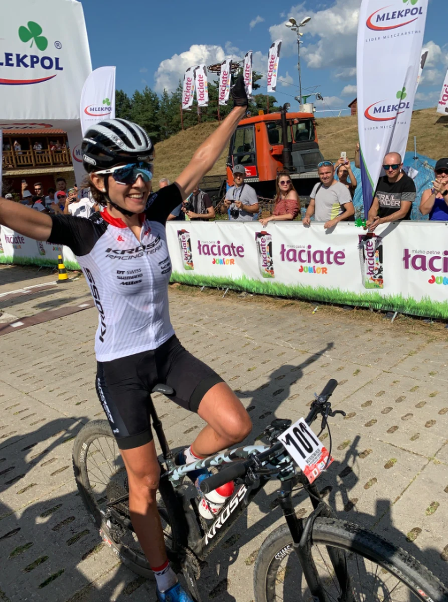 Po blisko półtoragodzinnej, emocjonującej walce na trasie, Maja Włoszczowska z KROSS Racing Team obroniła tytuł Mistrzyni Polski w kolarstwie górskim. Gwiazdy kolarstwa światowego formatu, ścigały się przy temperaturze dochodzącej do 30 stopni, na trasie z przewyższeniami wynoszącymi blisko 200 metrów na rundzie. Walka odbywała się na wymagającej rundzie zlokalizowanej na Górze Czterech Wiatrów.