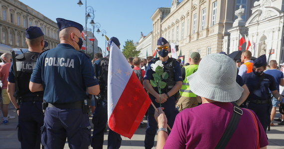Przeciwko "agresji ideologii LGBT" protestowali w niedzielę po południu przed bramą Uniwersytetu Warszawskiego przedstawiciele środowisk narodowych. "Sprzeciw wobec rewolucji kulturowej to nasz obowiązek"- mówił poseł Konfederacji Krzysztof Bosak.