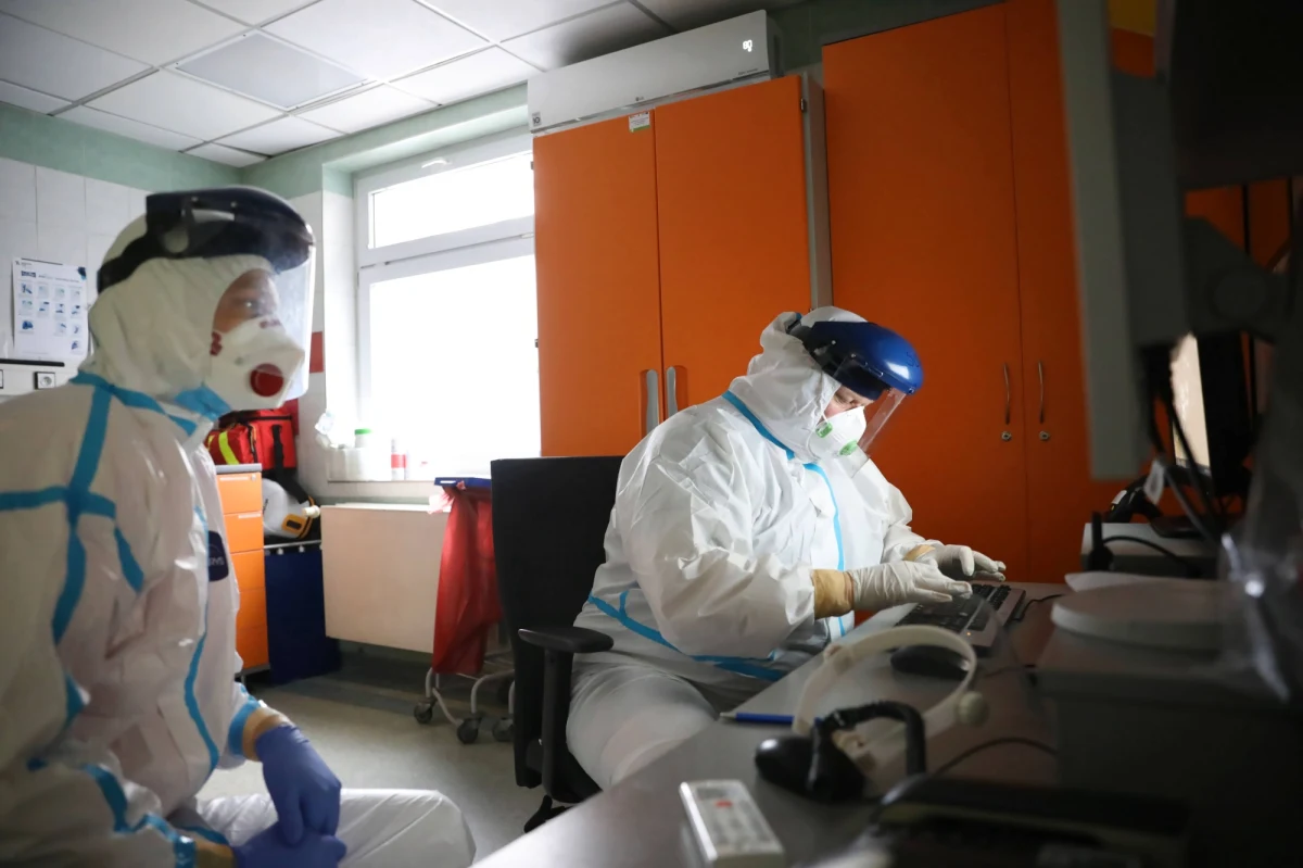 Resort zdrowia poinformował w poniedziałek o 595 nowych przypadkach koronawirusa oraz zgonach 8 osób. Łącznie od początku epidemii w Polsce zaraziło się 57 279 osób, a 1 885 zmarło.