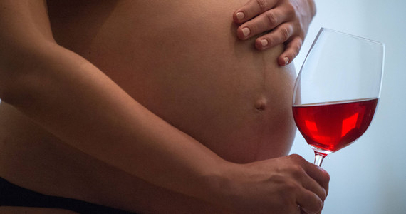 Każdy tydzień spożywania alkoholu przez kobietę w ciągu pierwszych 5-10 tygodni ciąży wiąże się ze wzrostem ryzyka poronienia o 8 procent - alarmują naukowcy z Vanderbilt University Medical Center (USA).